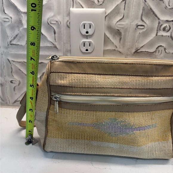VINTAGE Tan and Cream Crossbody Bag with Adjustable Strap - Picture 9 of 9